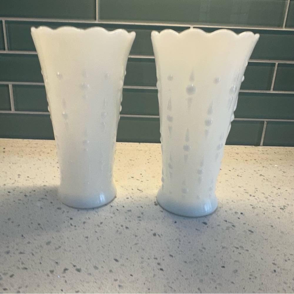 Vintage Anchor Hocking Milk Glass “Teardrop & Pearl” Vases – Set of 2